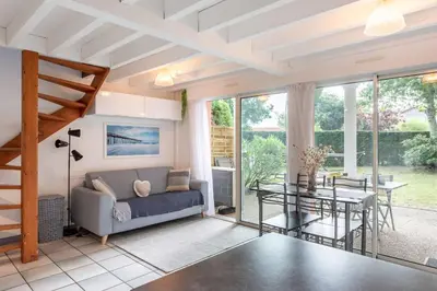 Coin salon dans l'établissement Proche lac : Maison avec beau jardin