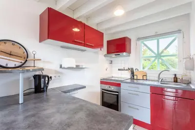 Cuisine ou kitchenette dans l'établissement Proche lac : Maison avec beau jardin
