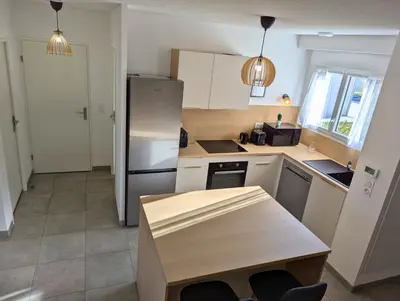 Cuisine ou kitchenette dans l'établissement Maison T4 jardin, garage, terrasse, bureau