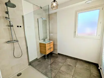 Salle de bains dans l'établissement Maison T4 jardin, garage, terrasse, bureau