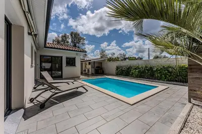 Piscine de l'établissement House with heated pool ou située à proximité