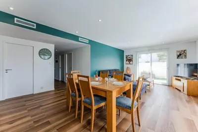 Coin salon dans l'établissement House with heated pool