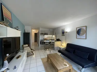 Télévision ou salle de divertissement dans l'établissement Agréable T2 avec piscine et parking dans résidence - FR-1-379-182