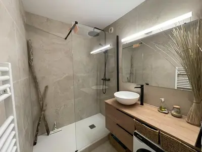 Salle de bains dans l'établissement Agréable T2 avec piscine et parking dans résidence - FR-1-379-182