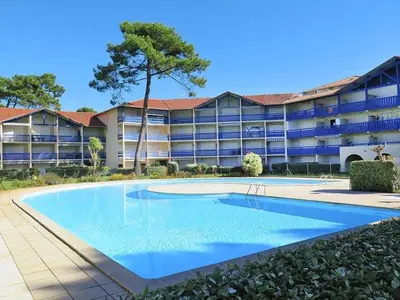 Piscine de l'établissement Agréable T2 avec piscine et parking dans résidence - FR-1-379-182 ou située à proximité