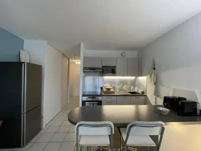 Cuisine ou kitchenette dans l'établissement Agréable T2 avec piscine et parking dans résidence - FR-1-379-182