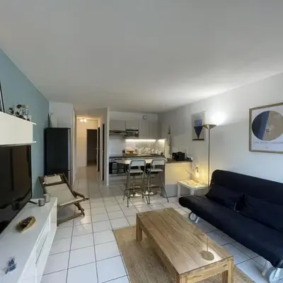 Agréable T2 avec piscine et parking dans résidence - FR-1-379-182