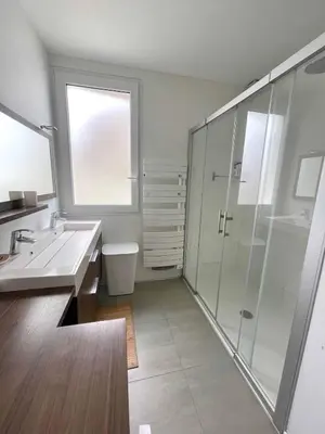 Salle de bains dans l'établissement Villa Cinta, des vacances en bord d'océan