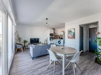 Télévision ou salle de divertissement dans l'établissement Appartement 4 pers, proche océan avec piscine et animaux admis - FR-1-521-257