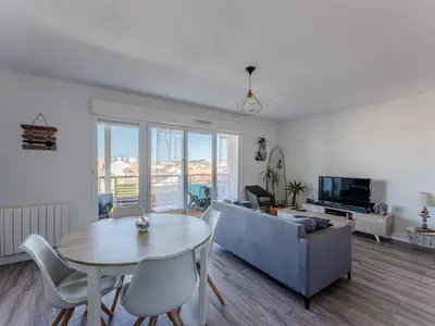 Télévision ou salle de divertissement dans l'établissement Appartement 4 pers, proche océan avec piscine et animaux admis - FR-1-521-257
