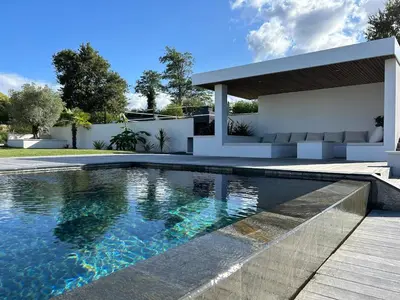 Piscine de l'établissement Luxurious Architect-Designed Villa with Pool ou située à proximité
