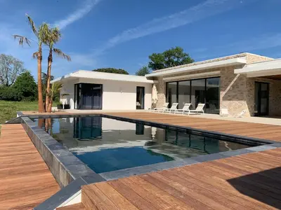 Piscine de l'établissement Luxurious Architect-Designed Villa with Pool ou située à proximité