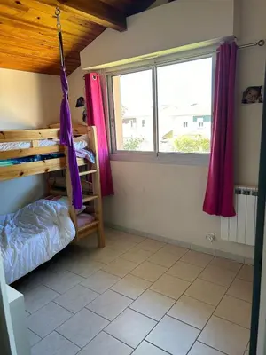 Un ou plusieurs lits dans un hébergement de l'établissement Maison au calme avec jardin