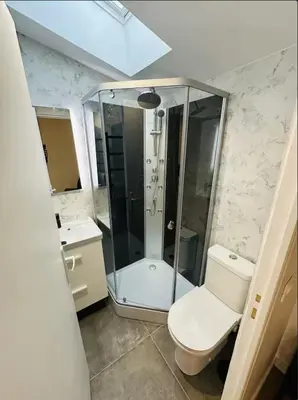 Salle de bains dans l'établissement Neuf lumineux et agréable en rdc avec terrasse - 33