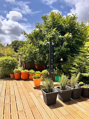 Jardin de l'établissement Seawest avec piscine à 5 min de l'océan