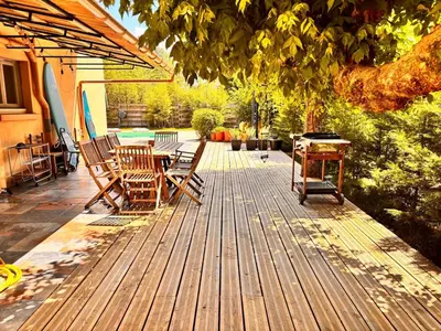 Jardin de l'établissement Seawest avec piscine à 5 min de l'océan