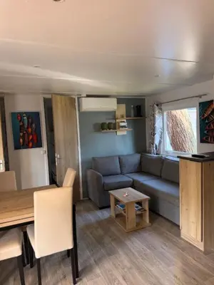 Coin salon dans l'établissement Mobil-home plage des casernes