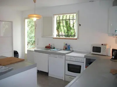 Cuisine ou kitchenette dans l'établissement House 200 m from beach and forest path