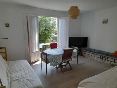 Télévision ou salle de divertissement dans l'établissement House 200 m from beach and forest path