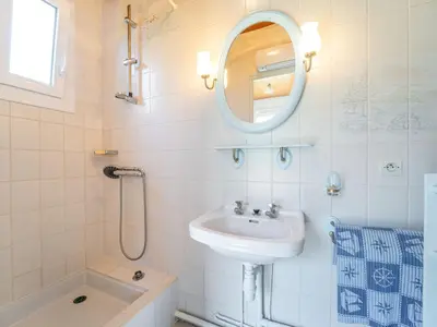 Salle de bains dans l'établissement Maison à Mimizan Plage Sud avec jardin pour 4 personnes - Ménage inclus - FR-1-50-182