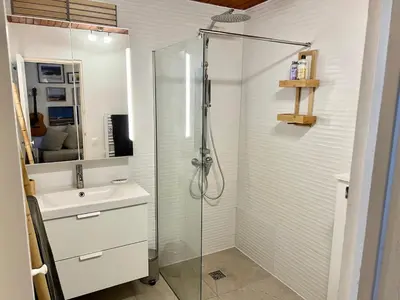 Salle de bains dans l'établissement Le 140, Surf et Confort