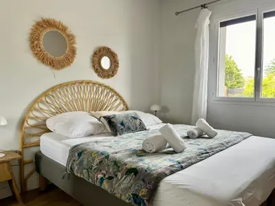 Un ou plusieurs lits dans un hébergement de l'établissement Villa La Pignotte 2 min de la plage