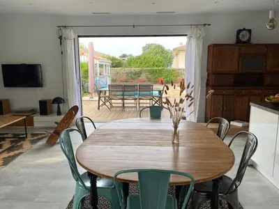 Télévision ou salle de divertissement dans l'établissement Villa La Pignotte 2 min de la plage