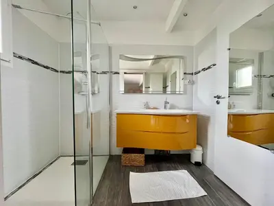 Salle de bains dans l'établissement Villa La Pignotte 2 min de la plage