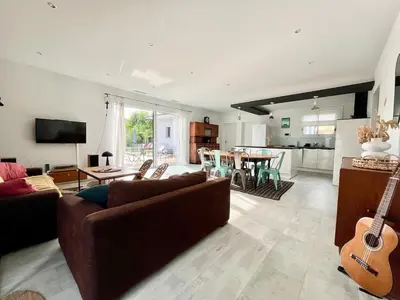 Cuisine ou kitchenette dans l'établissement Villa La Pignotte 2 min de la plage