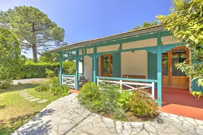 Jardin de l'établissement La Maison des Lilas - Proche du bassin