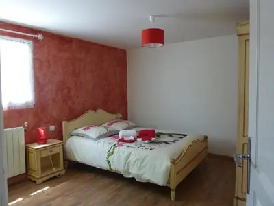 Un ou plusieurs lits dans un hébergement de l'établissement Appartement de 2 chambres en rez-de-chaussée d'une maison