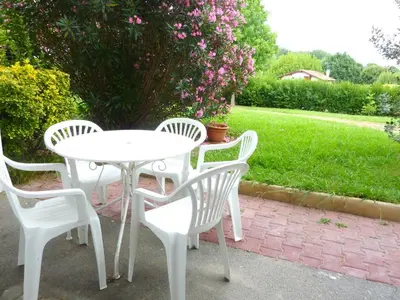 Jardin de l'établissement Appartement de 2 chambres en rez-de-chaussée d'une maison