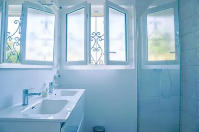 Salle de bains dans l'établissement Maison familiale au vert avec piscine et pétanque