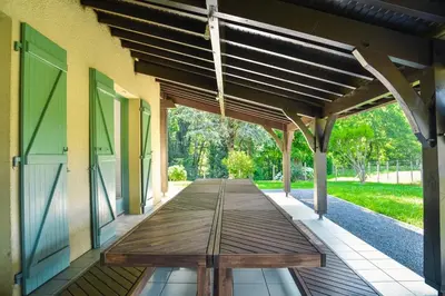 Jardin de l'établissement Maison familiale au vert avec piscine et pétanque