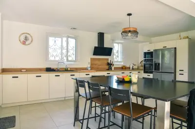 Cuisine ou kitchenette dans l'établissement Maison familiale au vert avec piscine et pétanque