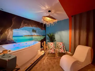 Piscine de l'établissement La Caliente love room glamour balnéo en duo ou située à proximité