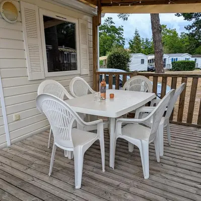 Balcon ou terrasse dans l'établissement Mobil-home confort - Camping 4 étoiles - Clim et plage
