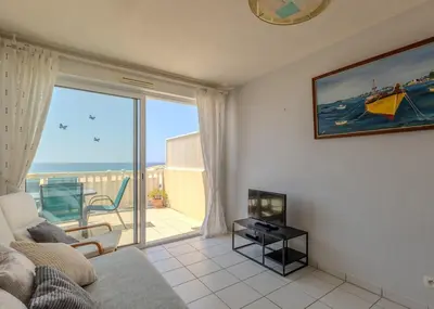 Vue générale sur la mer ou vue sur la mer prise depuis l'appartement