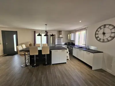Cuisine ou kitchenette dans l'établissement Family home, 3 bedrooms and private pool