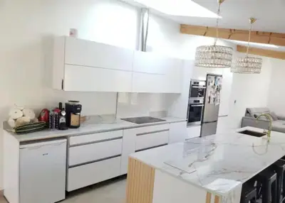 Cuisine ou kitchenette dans l'établissement Maison familiale à 6 minutes de l'océan 4 chambres