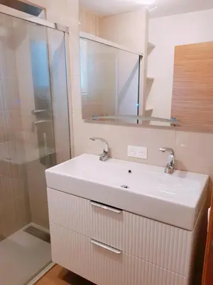 Salle de bains dans l'établissement Maison familiale à 6 minutes de l'océan 4 chambres