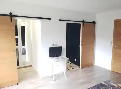 Télévision ou salle de divertissement dans l'établissement Maison familiale à 6 minutes de l'océan 4 chambres