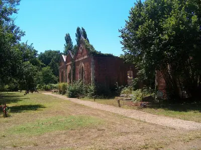 Jardin de l'établissement Maisonnette dans parc de 4 ha