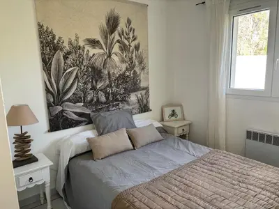 Un ou plusieurs lits dans un hébergement de l'établissement Agréable Maison 2 chambres 4 pers, grand jardin