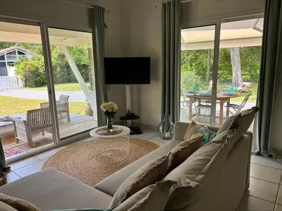 Télévision ou salle de divertissement dans l'établissement Agréable Maison 2 chambres 4 pers, grand jardin