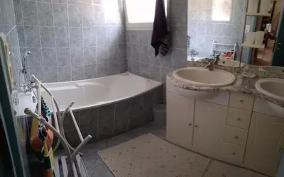 Salle de bains dans l'établissement gite d'Andriou