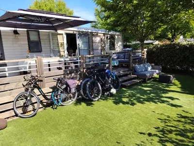 Vélo sur le terrain de l'établissement Fun et Nature ou dans les environs