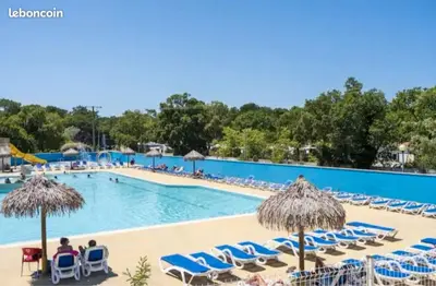 Piscine de l'établissement Mobilhome Sauvage ou située à proximité