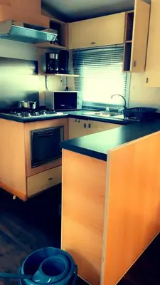 Cuisine ou kitchenette dans l'établissement Mobile home location a la semaine