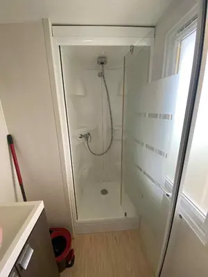 Salle de bains dans l'établissement Mobile home à Mimizan
